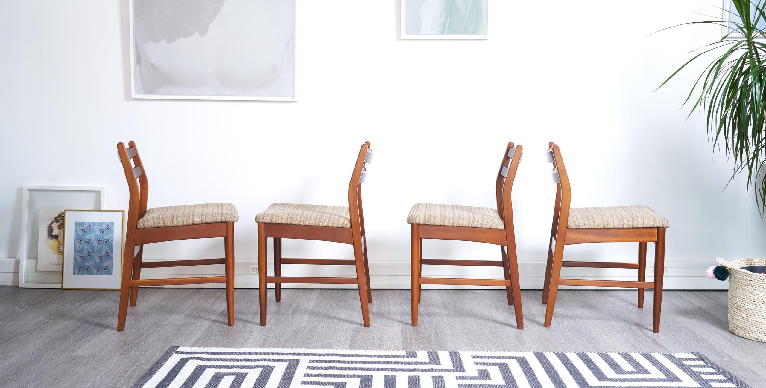 4 chaises scandinave. chaises vintage, chaise teck vintage, chaises scandinaves vintage, chaises en teck vintage, 4 chaises vintage, eames, mobilier paris, eames