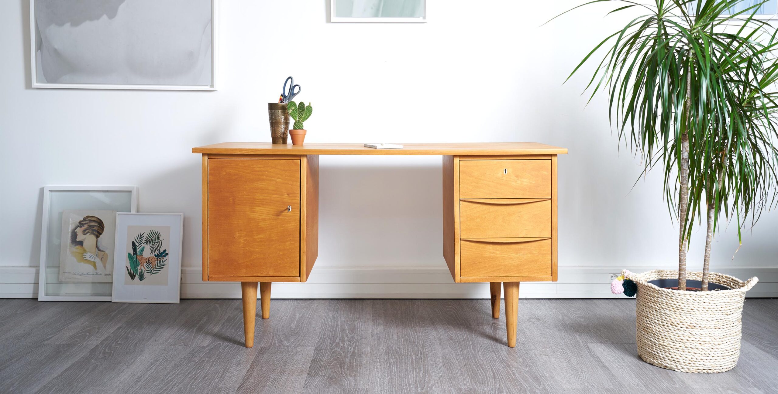 bureau danois vintage, bureau vintage, bureau, bureau scandinave, bureau scandinave vintage, bureau bois clair, bureau bois blond, bureau bois blond vintage, bureau bois clair vintage, bureau pieds compas, bureau 130cm, mobilier vintage paris