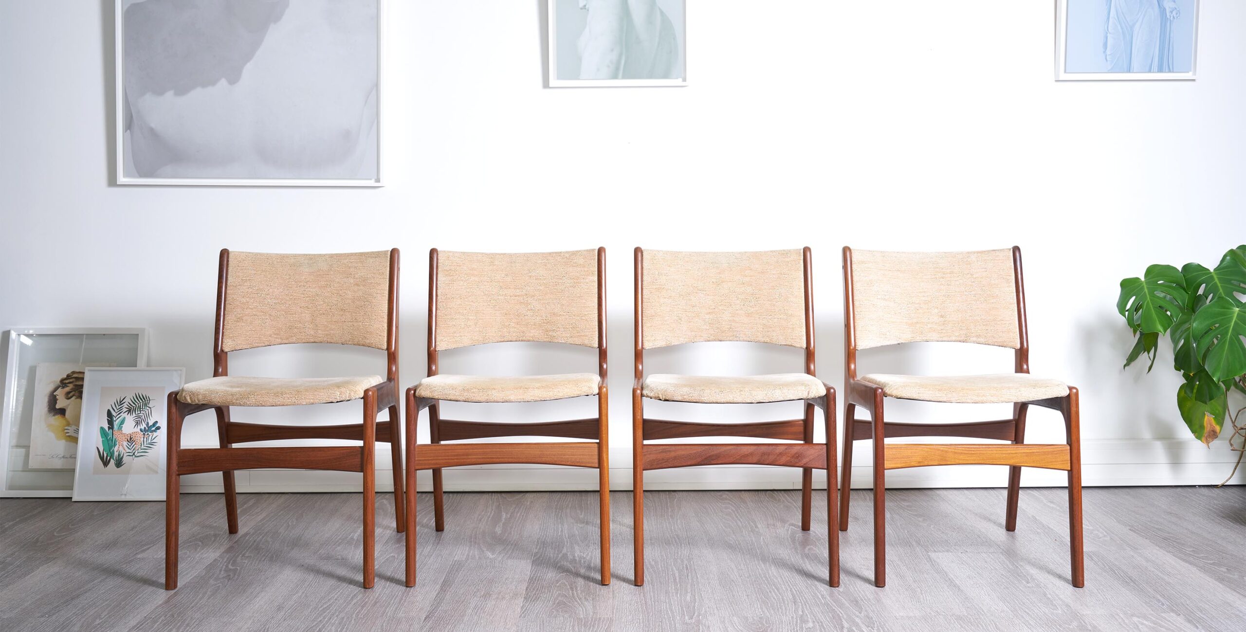 4 chaises scandinave. chaises vintage, chaise teck vintage, chaises scandinaves vintage, chaises en teck vintage, 4 chaises vintage, eames, mobilier paris, eames