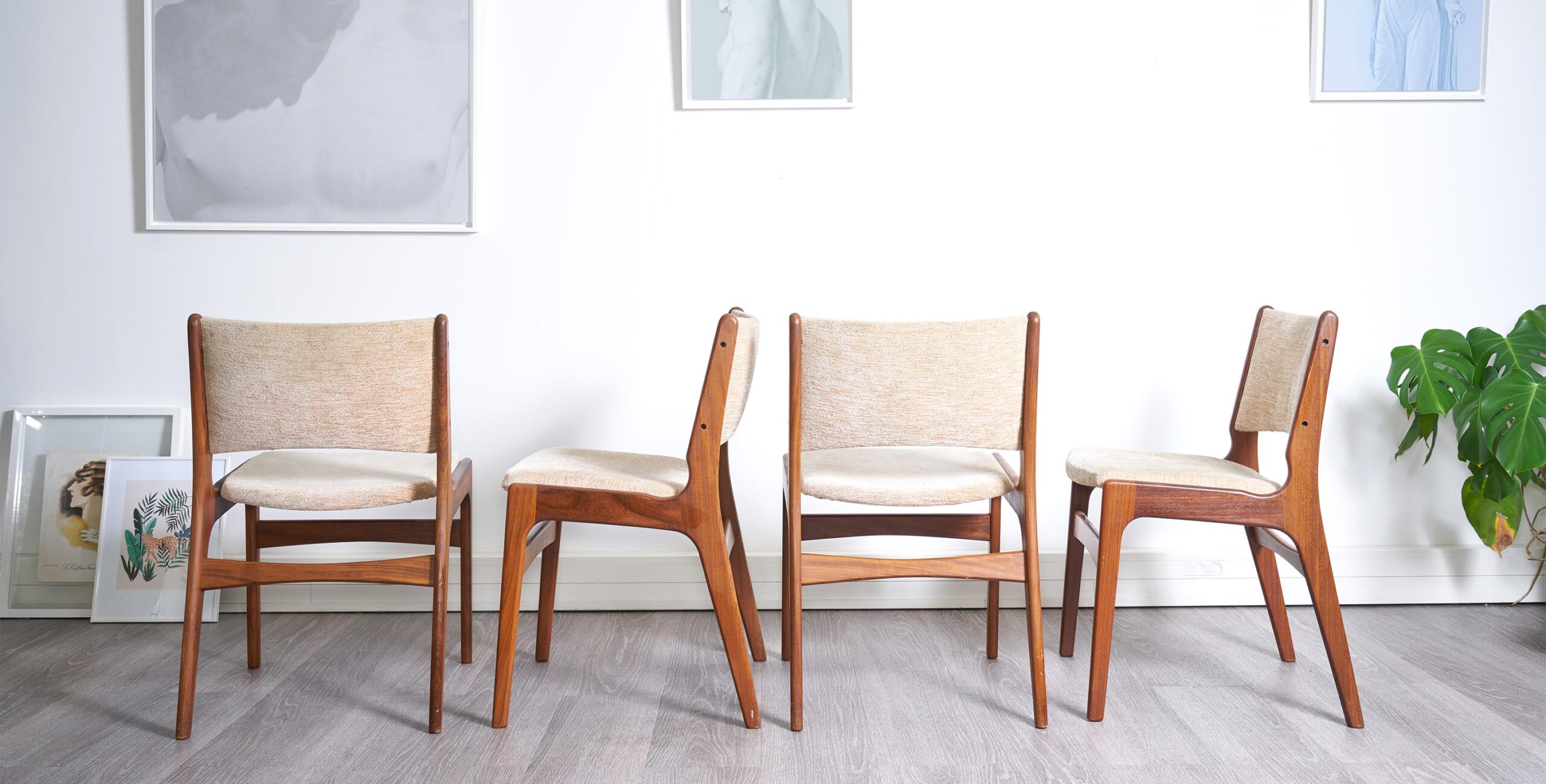 4 chaises scandinave. chaises vintage, chaise teck vintage, chaises scandinaves vintage, chaises en teck vintage, 4 chaises vintage, eames, mobilier paris, eames