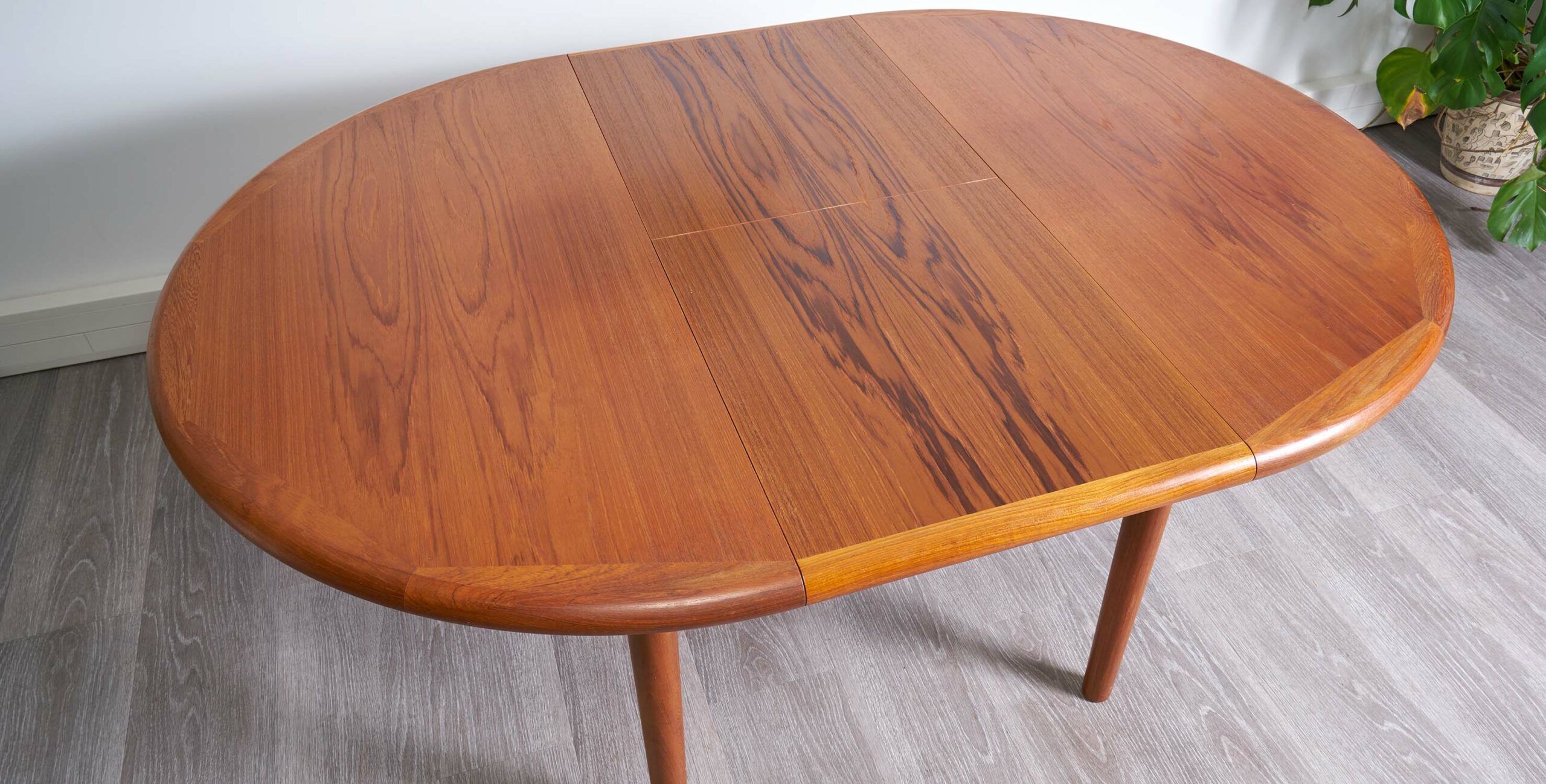 table rallonge vintage, table a manger extensible vintage,table a manger vintage, table a manger rallonges, table a manger extensible vintage, table teck vintage, table scandinave vintage, table a manger scandinave vintage, table en teck, table en teck vintage, eames, mobilier vintage paris