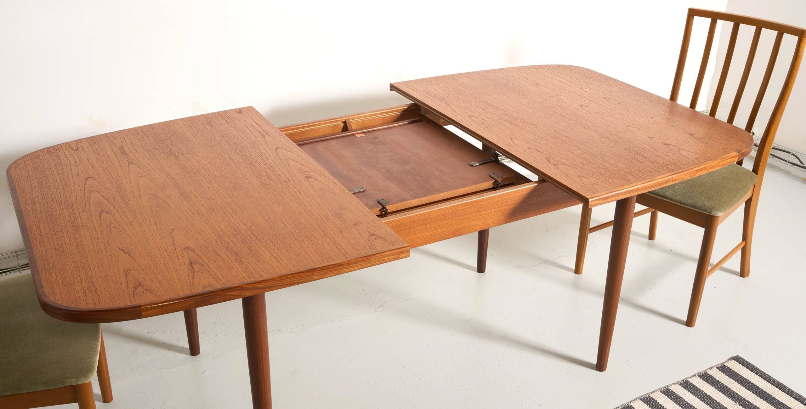 table à manger scandinave, table à manger g plan, table à manger vintage, table à manger extensible, table à manger rallonge papillon, table à manger en teck