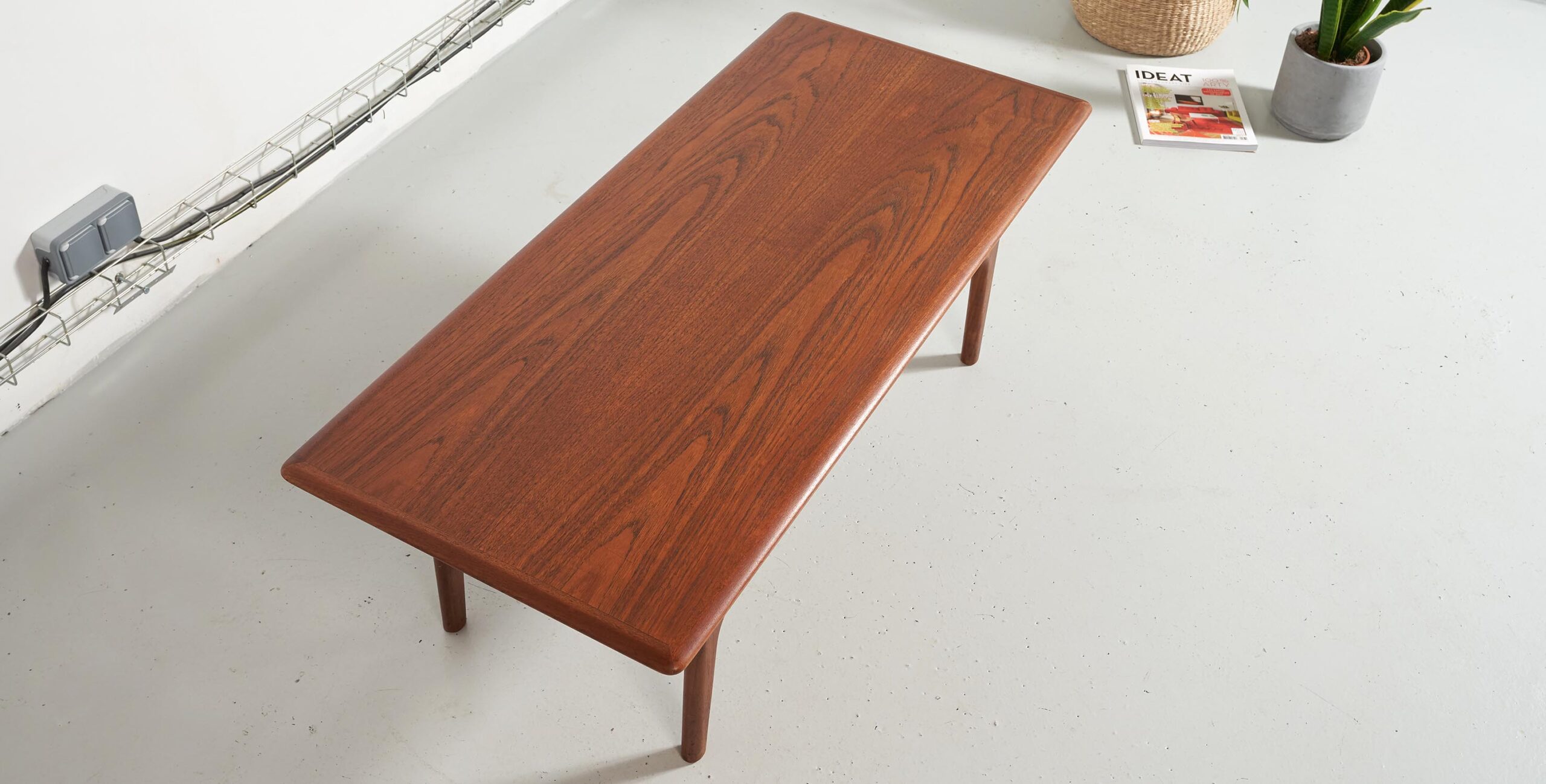 table basse vintage, table basse avec porte revues, table basse trioh, table basse trioh mobler, table basse en teck, table basse teck vintage, porte revues vintage, trioh mobler, trioh, mobilier vintage paris, mobilier vintage, room30