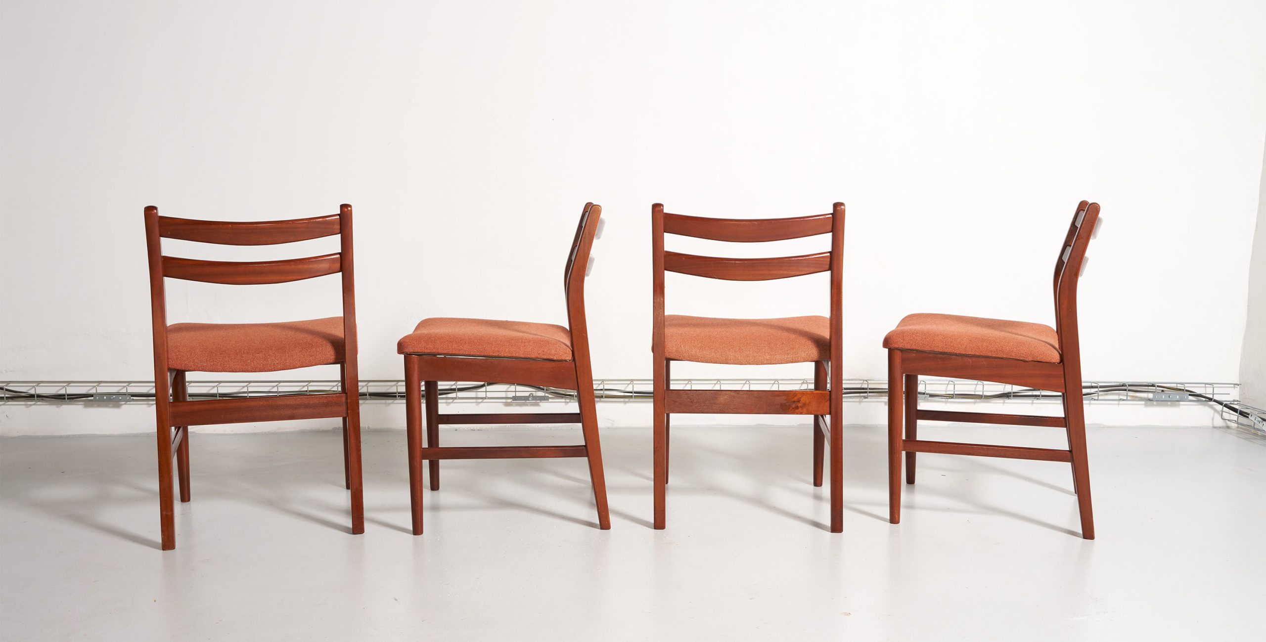 4 chaises vintage, 4 chaises teck, 4 chaises scandinaves, chaises scandinaves, chaises danoises, chaises scandinaves vintage, chaises en teck, chaises vintage