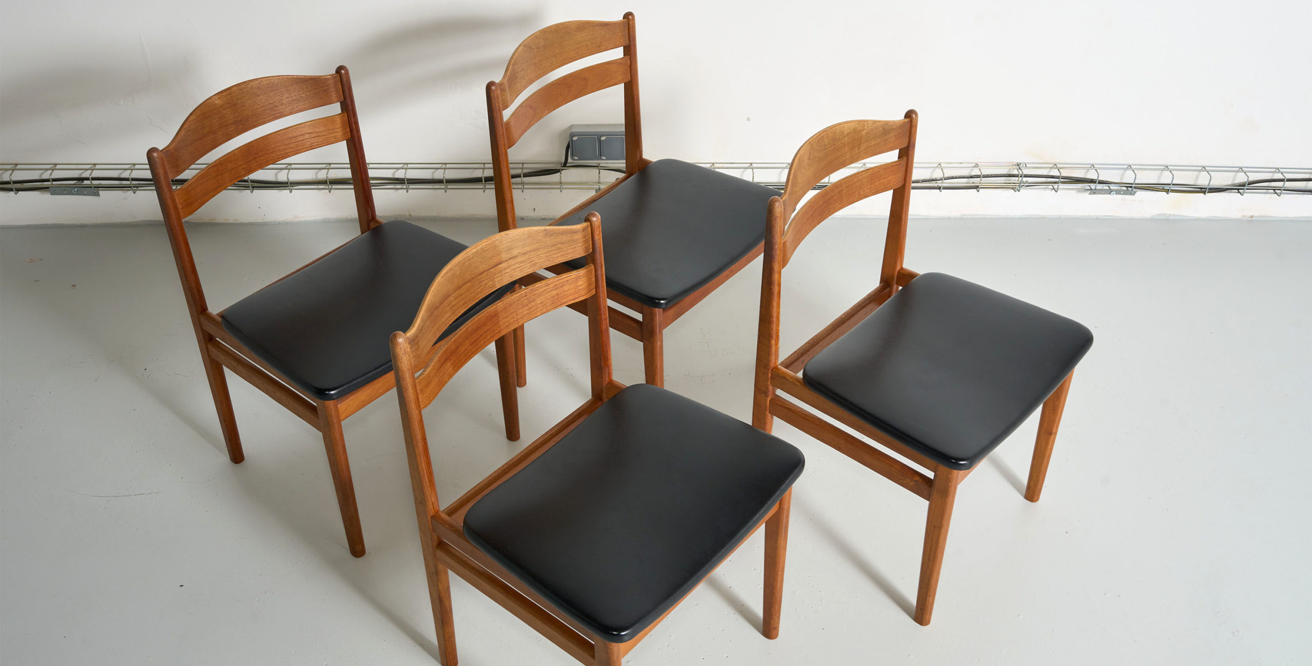 niels vodder, chaises niels vodder, 4 chaises vintage, chaises scandinaves, chaises teck, chaises danoises, chaises teck et skai vintage, chaise noire vintage, 4 chaises scandinaves, 4 chaises anglaises vintage, 4 chaises en teck, 4 chaises vintage en teck, chaises style scandinave, chaises g plan