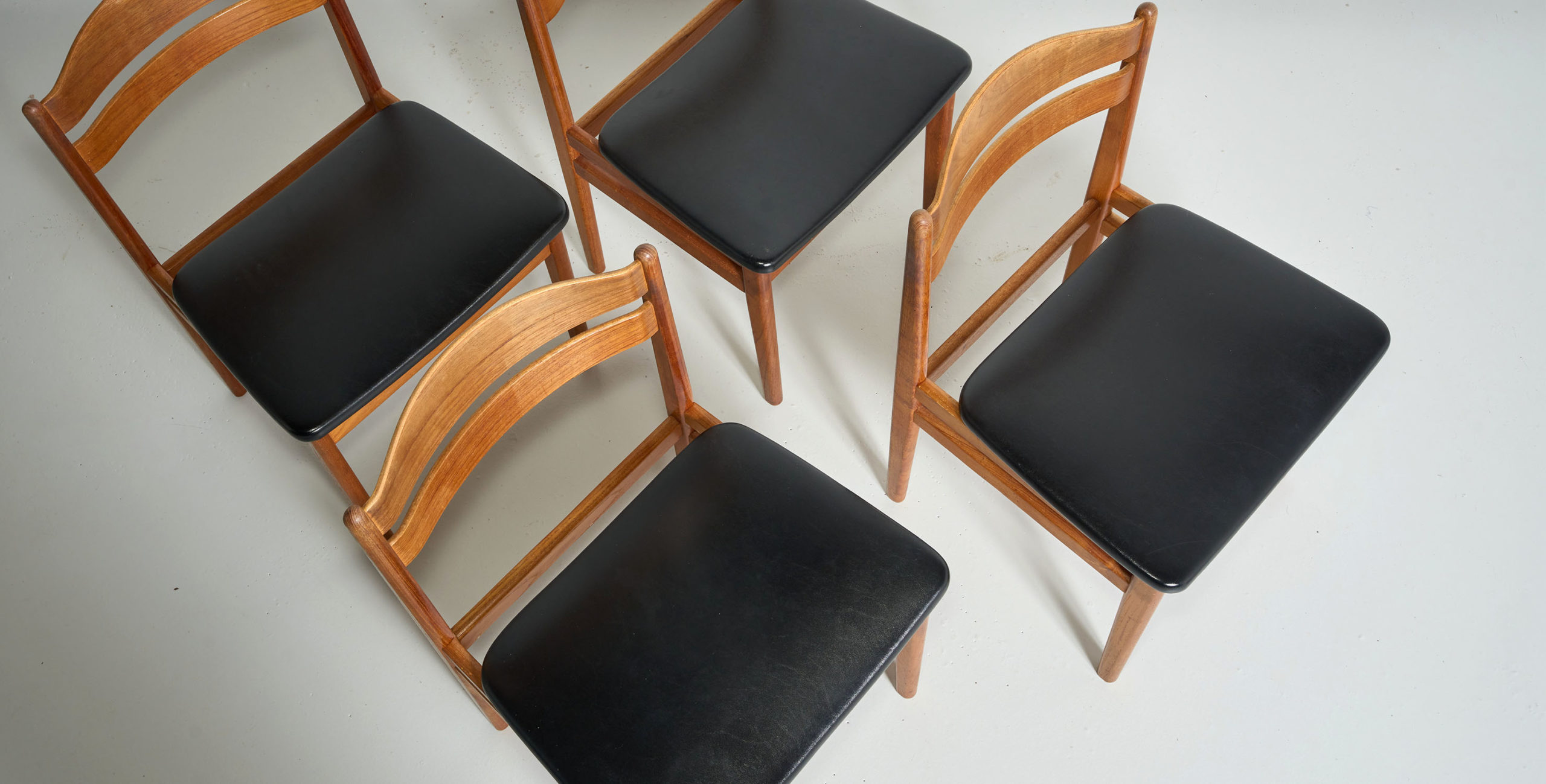 niels vodder, chaises niels vodder, 4 chaises vintage, chaises scandinaves, chaises teck, chaises danoises, chaises teck et skai vintage, chaise noire vintage, 4 chaises scandinaves, 4 chaises anglaises vintage, 4 chaises en teck, 4 chaises vintage en teck, chaises style scandinave, chaises g plan