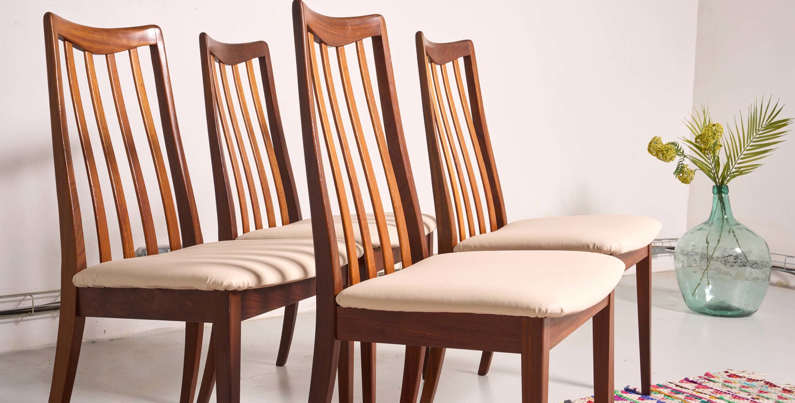 4 chaises vintage, 4 chaises G Plan, chaises G Plan, chaise G Plan, chaises à barreaux, chaise G Plan, 4 chaises à barreaux, G Plan, Chaises beiges, chaises skaï beige, chaises tack, chaises teck vintage