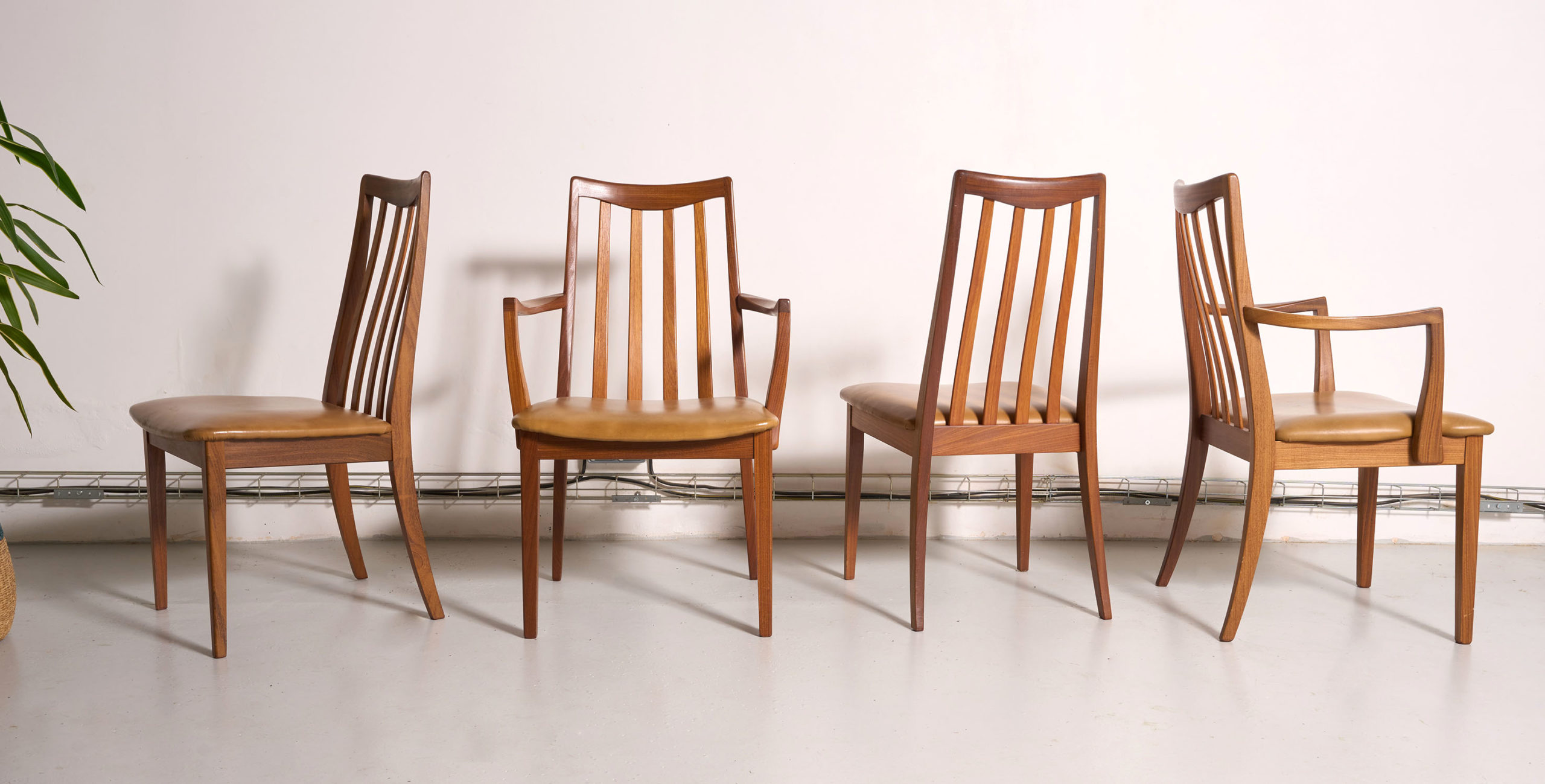 Chaises g plan, 4 chaises vintage, chaises vintage, chaises à barreaux, Set de chaises vintage, 4 chaises g plan, Chaises à accoudoirs, chaises avec accoudoirs, chaises vintage avec accousoirs, chaises anglaises, chaises en teck, chaises vintage en teck