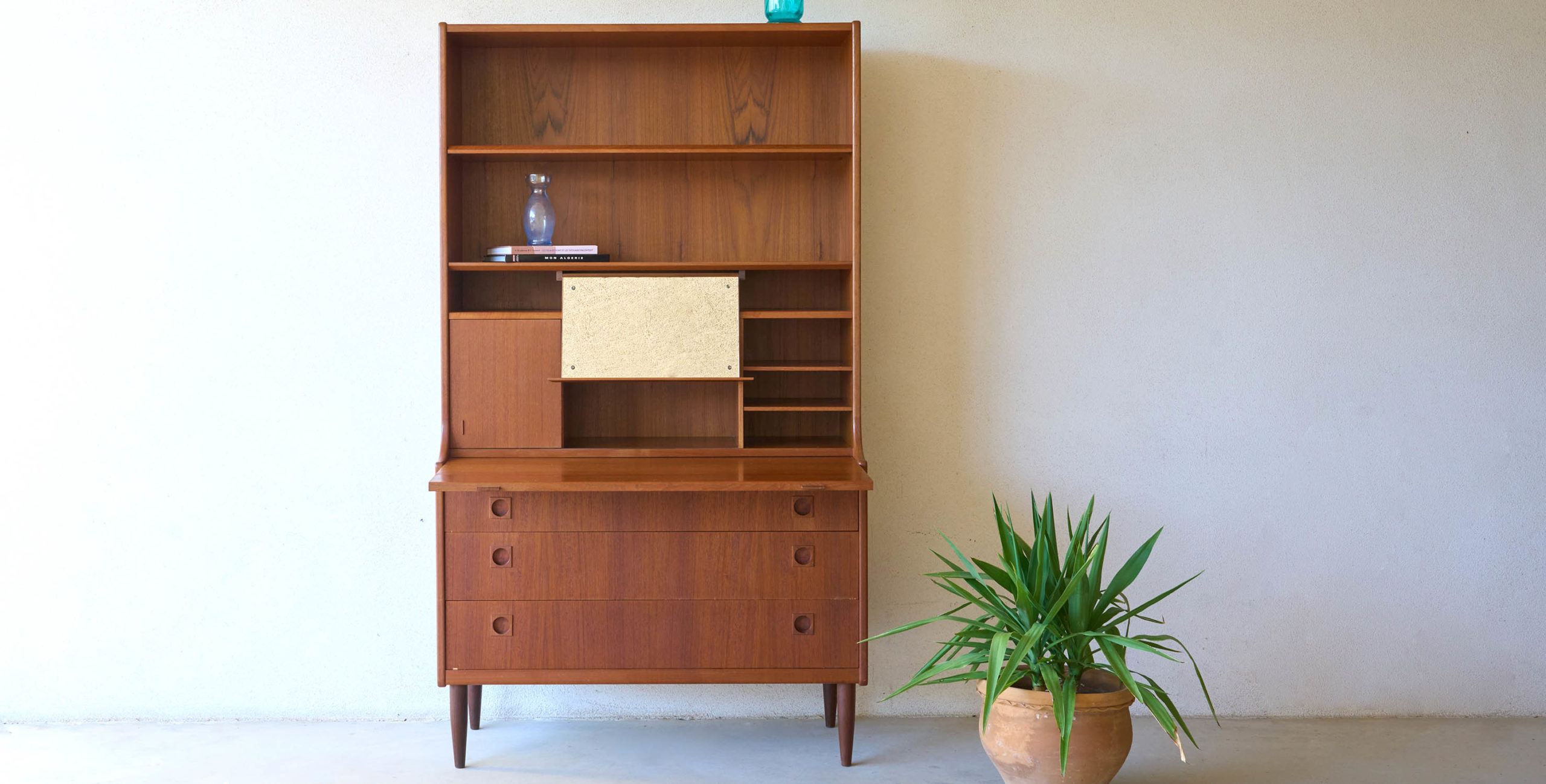 bibliothèque scandinave, etagere scandinave, secretaire scandinave, secrétaire scandinave, étagère scandinave, bibliothèque vintage, bibliotheque vintage, secrétaire vintage, commode haute vintage, bibliothèque teck, bibliothèque teck vintage, bureau vintage, coiffeuse vintage, bibliothèque secrétaire vintage, bibliothèque danoise, coiffeuse vintage