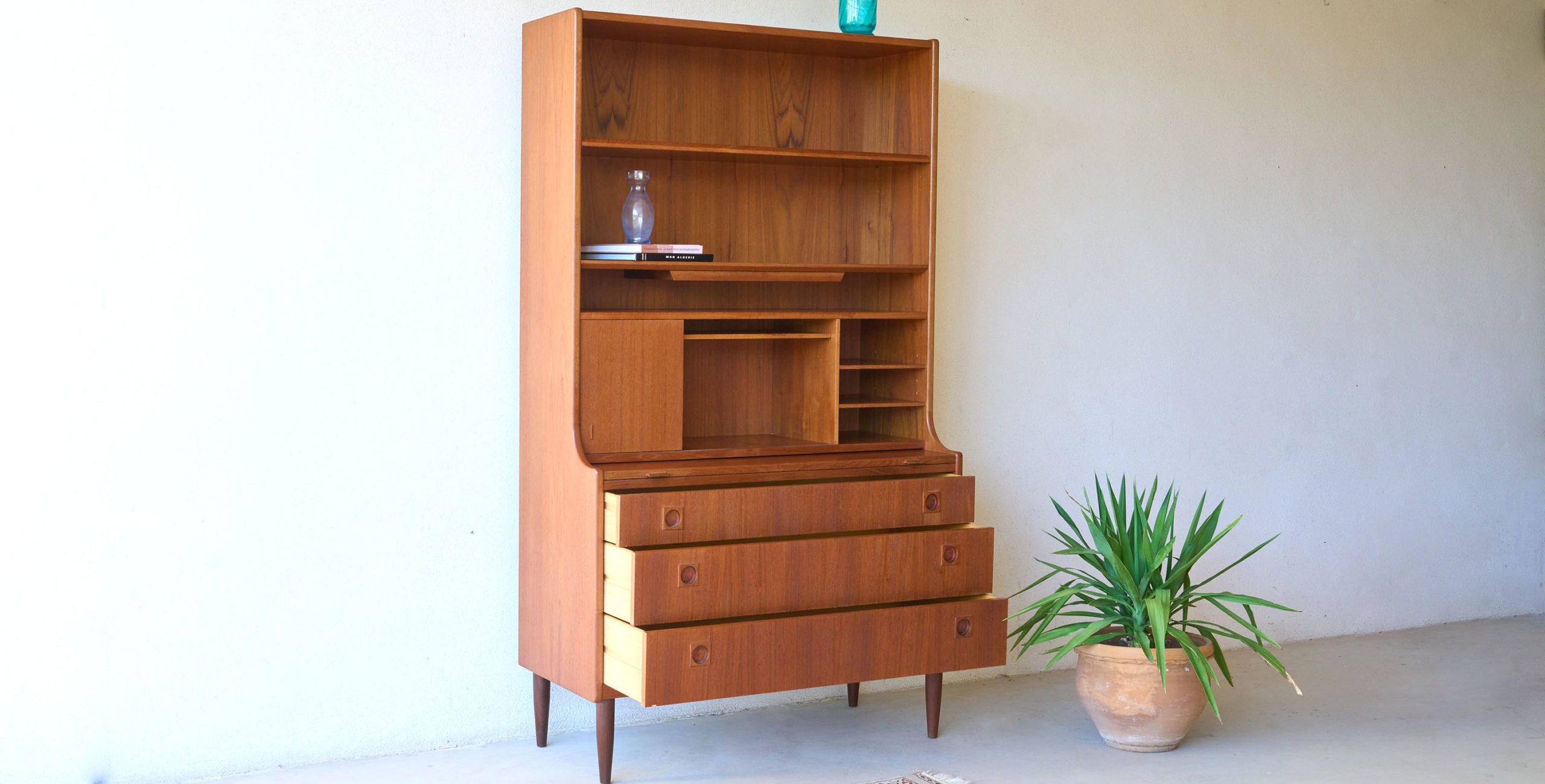 bibliothèque scandinave, etagere scandinave, secretaire scandinave, secrétaire scandinave, étagère scandinave, bibliothèque vintage, bibliotheque vintage, secrétaire vintage, commode haute vintage, bibliothèque teck, bibliothèque teck vintage, bureau vintage, coiffeuse vintage, bibliothèque secrétaire vintage, bibliothèque danoise, coiffeuse vintage