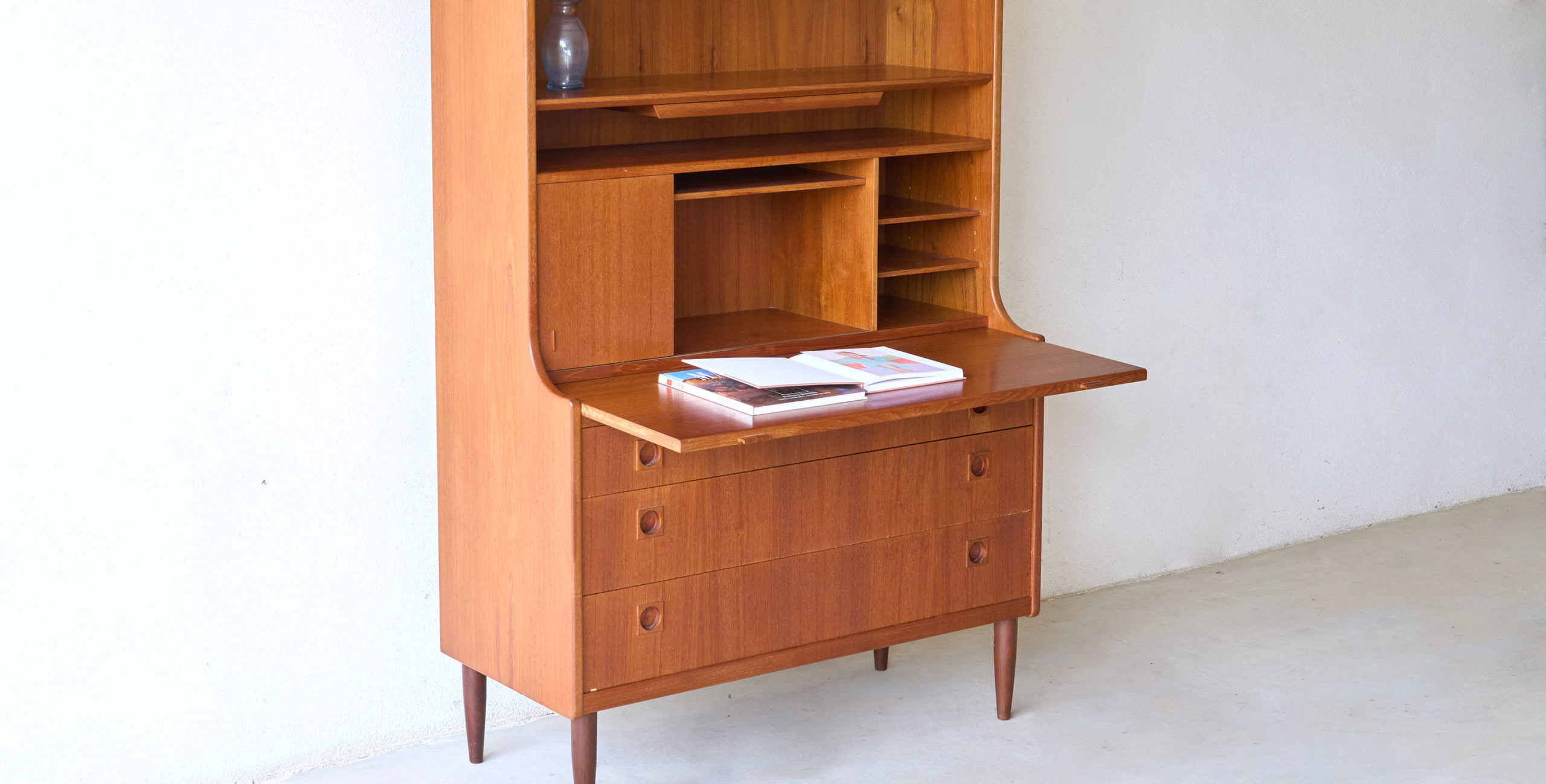 bibliothèque scandinave, etagere scandinave, secretaire scandinave, secrétaire scandinave, étagère scandinave, bibliothèque vintage, bibliotheque vintage, secrétaire vintage, commode haute vintage, bibliothèque teck, bibliothèque teck vintage, bureau vintage, coiffeuse vintage, bibliothèque secrétaire vintage, bibliothèque danoise, coiffeuse vintage