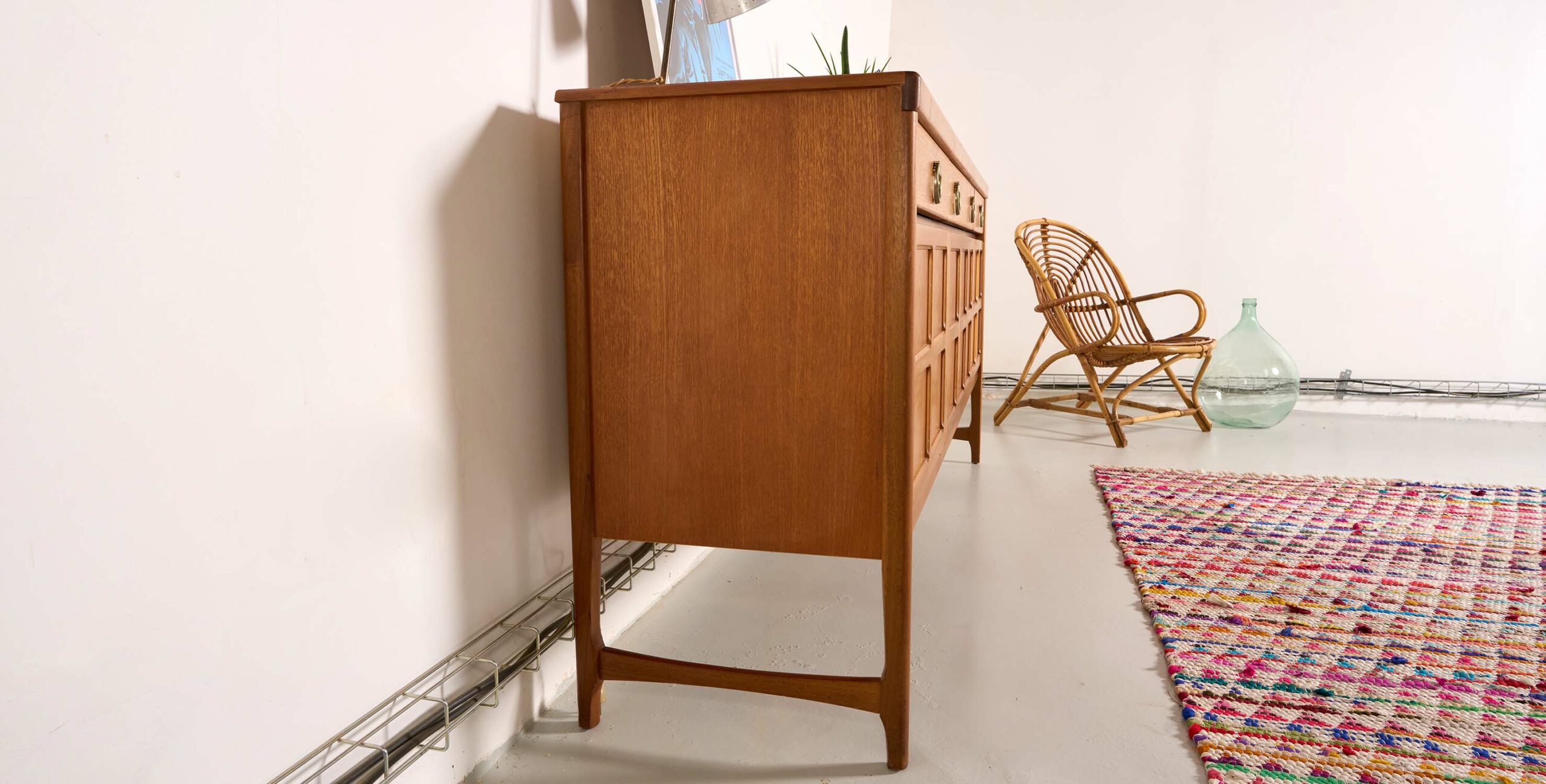 Enfilade nathan, enfilade scandinave 180cm, enfilade vintage Nathan, enfilade poignées dorées, enfilade poignées laiton, enfilade squares, enfilade vintage 180cm, enfilade minimaliste, enfilade avec carrés, enfilade teck, enfilade 3 tiroirs et 3 portes, enfilade anglaise vintage, enfilade scandinave poignées rondes dorées
