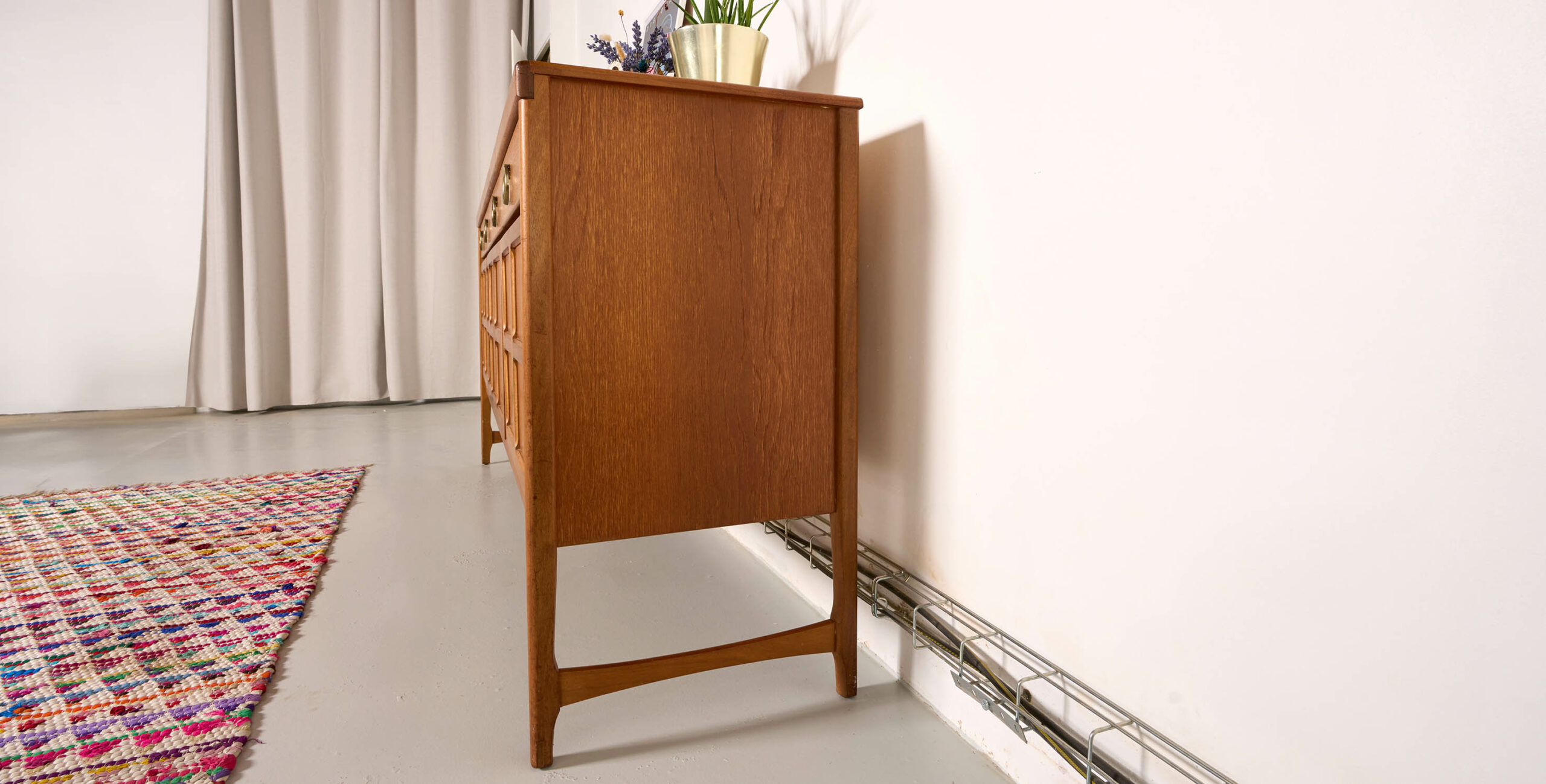 Enfilade nathan, enfilade scandinave 180cm, enfilade vintage Nathan, enfilade poignées dorées, enfilade poignées laiton, enfilade squares, enfilade vintage 180cm, enfilade minimaliste, enfilade avec carrés, enfilade teck, enfilade 3 tiroirs et 3 portes, enfilade anglaise vintage, enfilade scandinave poignées rondes dorées