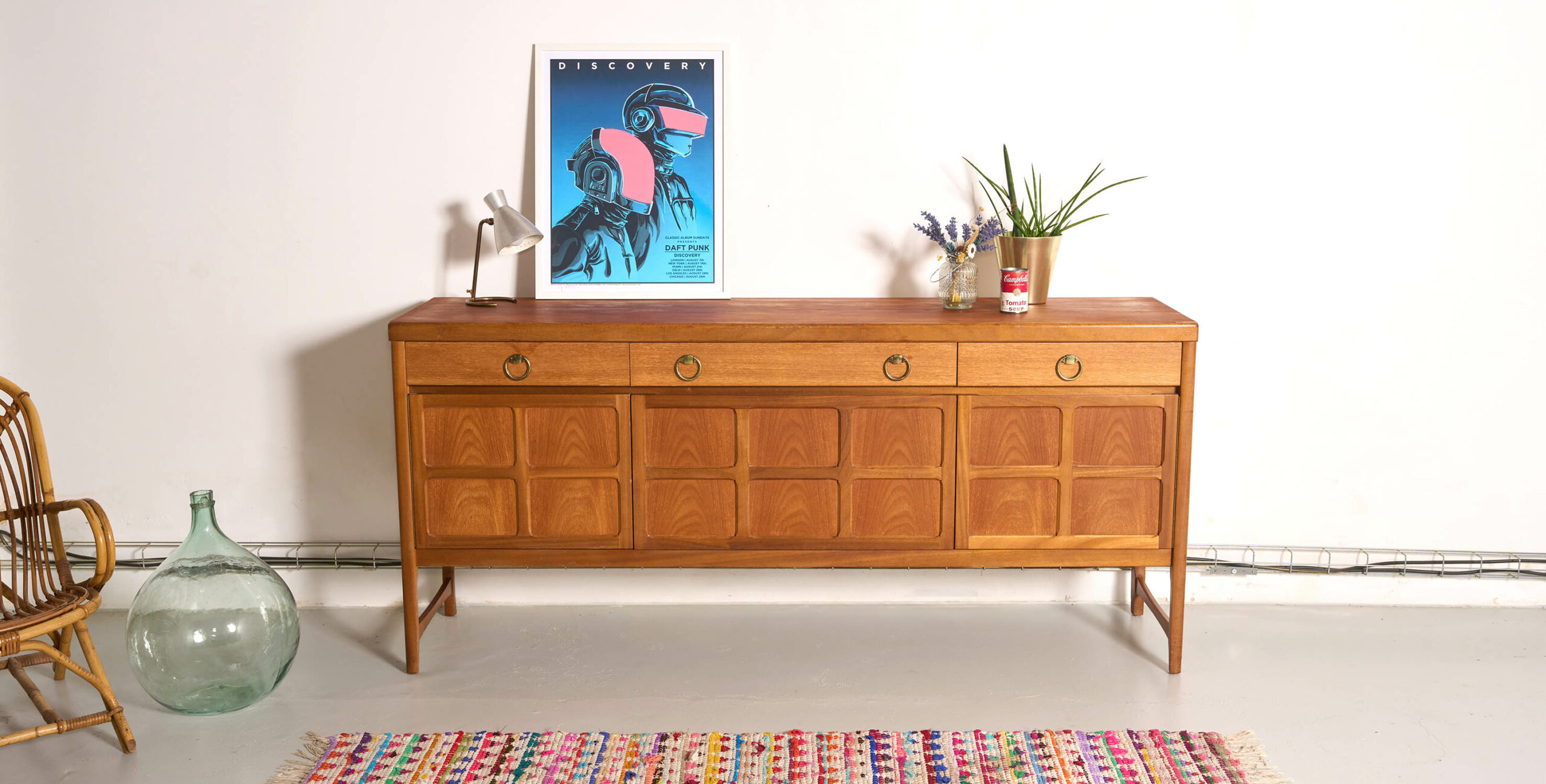 Enfilade nathan, enfilade scandinave 180cm, enfilade vintage Nathan, enfilade poignées dorées, enfilade poignées laiton, enfilade squares, enfilade vintage 180cm, enfilade minimaliste, enfilade avec carrés, enfilade teck, enfilade 3 tiroirs et 3 portes, enfilade anglaise vintage, enfilade scandinave poignées rondes dorées