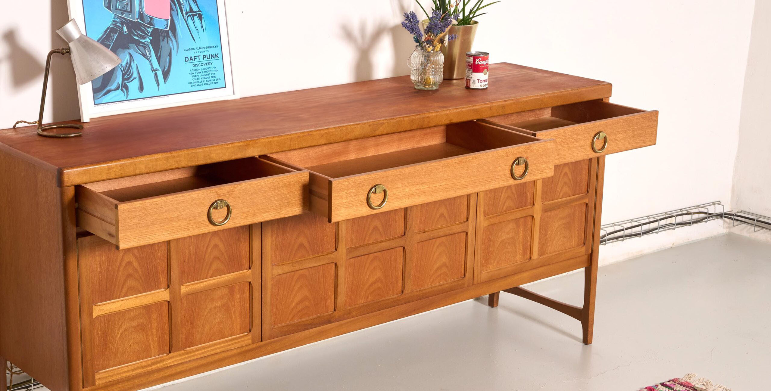 Enfilade nathan, enfilade scandinave 180cm, enfilade vintage Nathan, enfilade poignées dorées, enfilade poignées laiton, enfilade squares, enfilade vintage 180cm, enfilade minimaliste, enfilade avec carrés, enfilade teck, enfilade 3 tiroirs et 3 portes, enfilade anglaise vintage, enfilade scandinave poignées rondes dorées