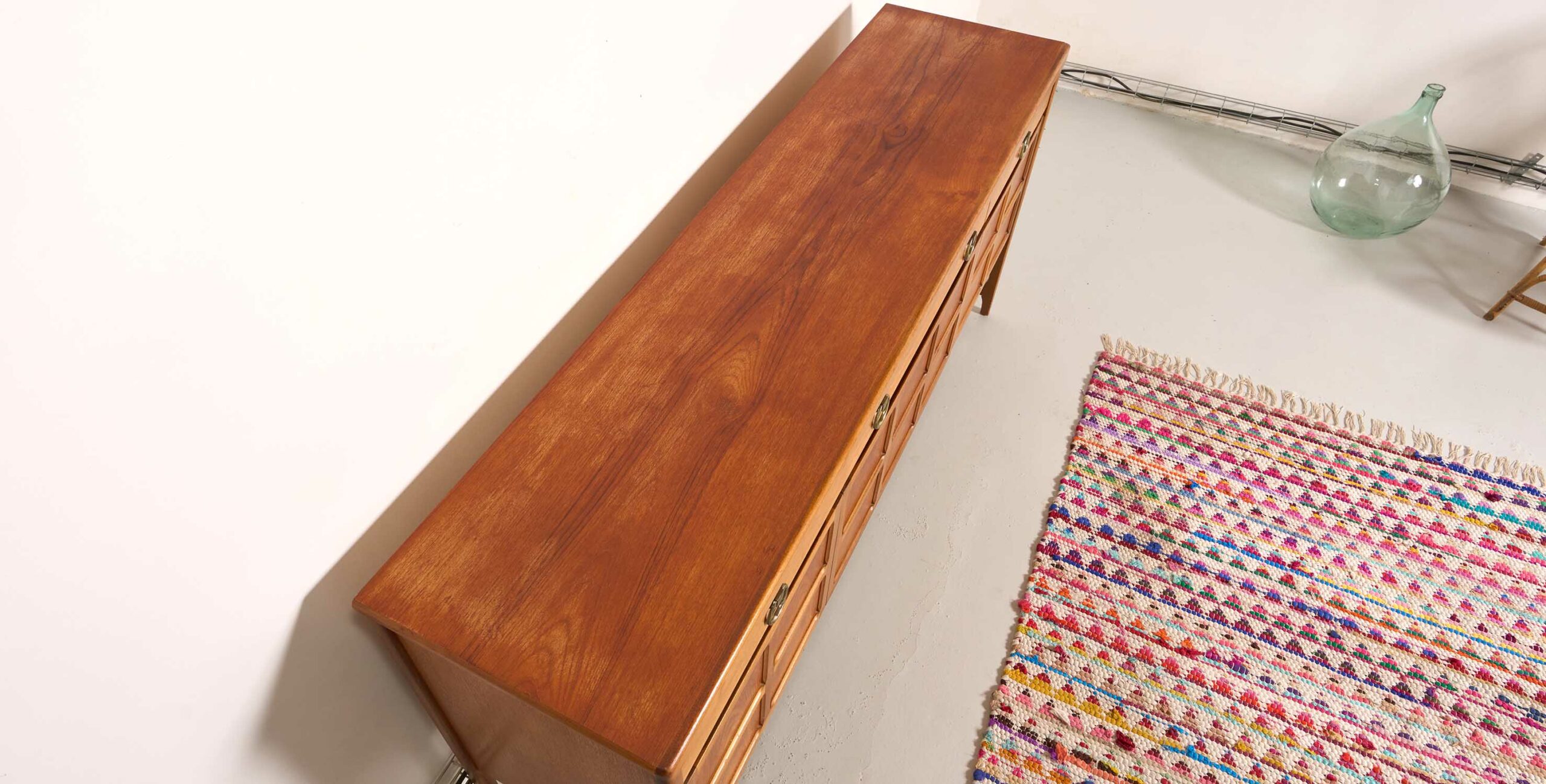 Enfilade nathan, enfilade scandinave 180cm, enfilade vintage Nathan, enfilade poignées dorées, enfilade poignées laiton, enfilade squares, enfilade vintage 180cm, enfilade minimaliste, enfilade avec carrés, enfilade teck, enfilade 3 tiroirs et 3 portes, enfilade anglaise vintage, enfilade scandinave poignées rondes dorées