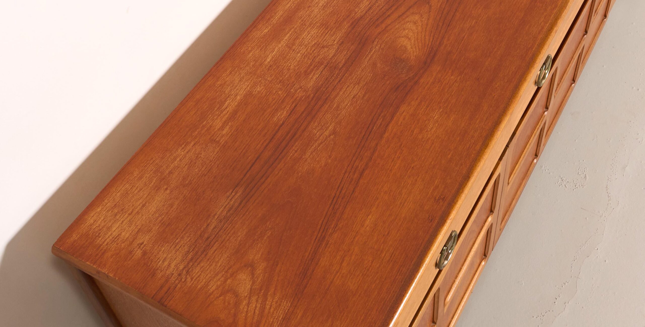 Enfilade nathan, enfilade scandinave 180cm, enfilade vintage Nathan, enfilade poignées dorées, enfilade poignées laiton, enfilade squares, enfilade vintage 180cm, enfilade minimaliste, enfilade avec carrés, enfilade teck, enfilade 3 tiroirs et 3 portes, enfilade anglaise vintage, enfilade scandinave poignées rondes dorées