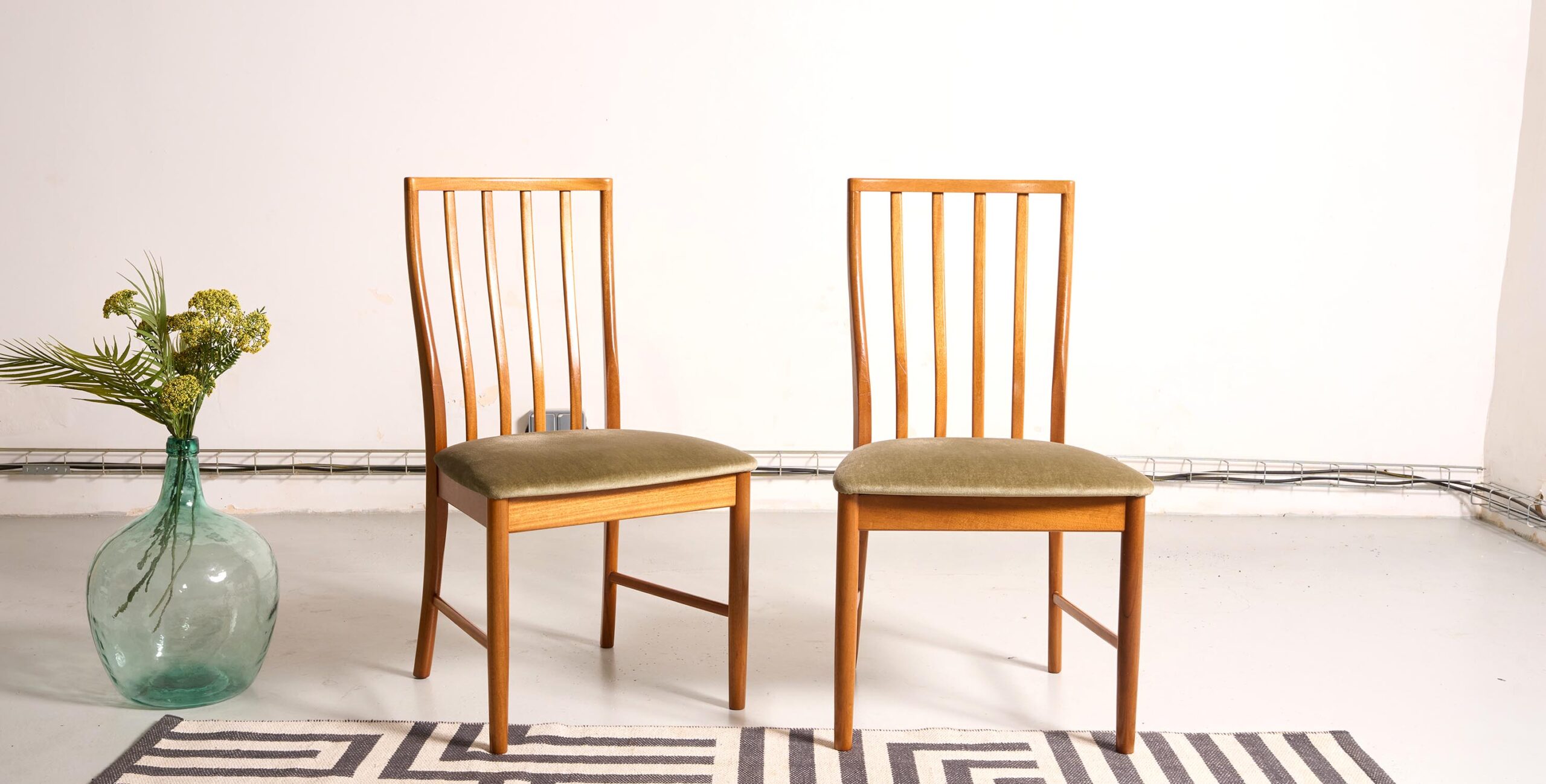 chaises vintage, 4 chaises vintage, chaises à barreaux vintage, chaises scandinaves, chaises MCintosh, chaises anglaises, 4 chaises anglaises, 4 chaises scandinaves, 4 chaises velours, chaises kaki, chaises vintage kaki