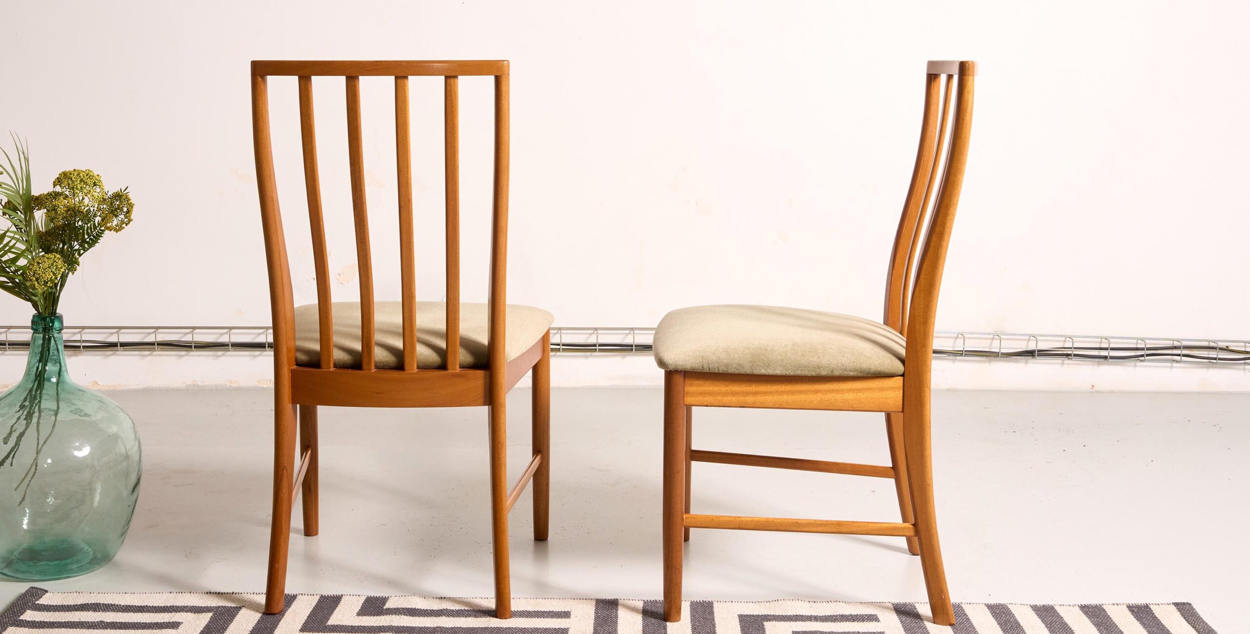 chaises vintage, 4 chaises vintage, chaises à barreaux vintage, chaises scandinaves, chaises MCintosh, chaises anglaises, 4 chaises anglaises, 4 chaises scandinaves, 4 chaises velours, chaises kaki, chaises vintage kaki