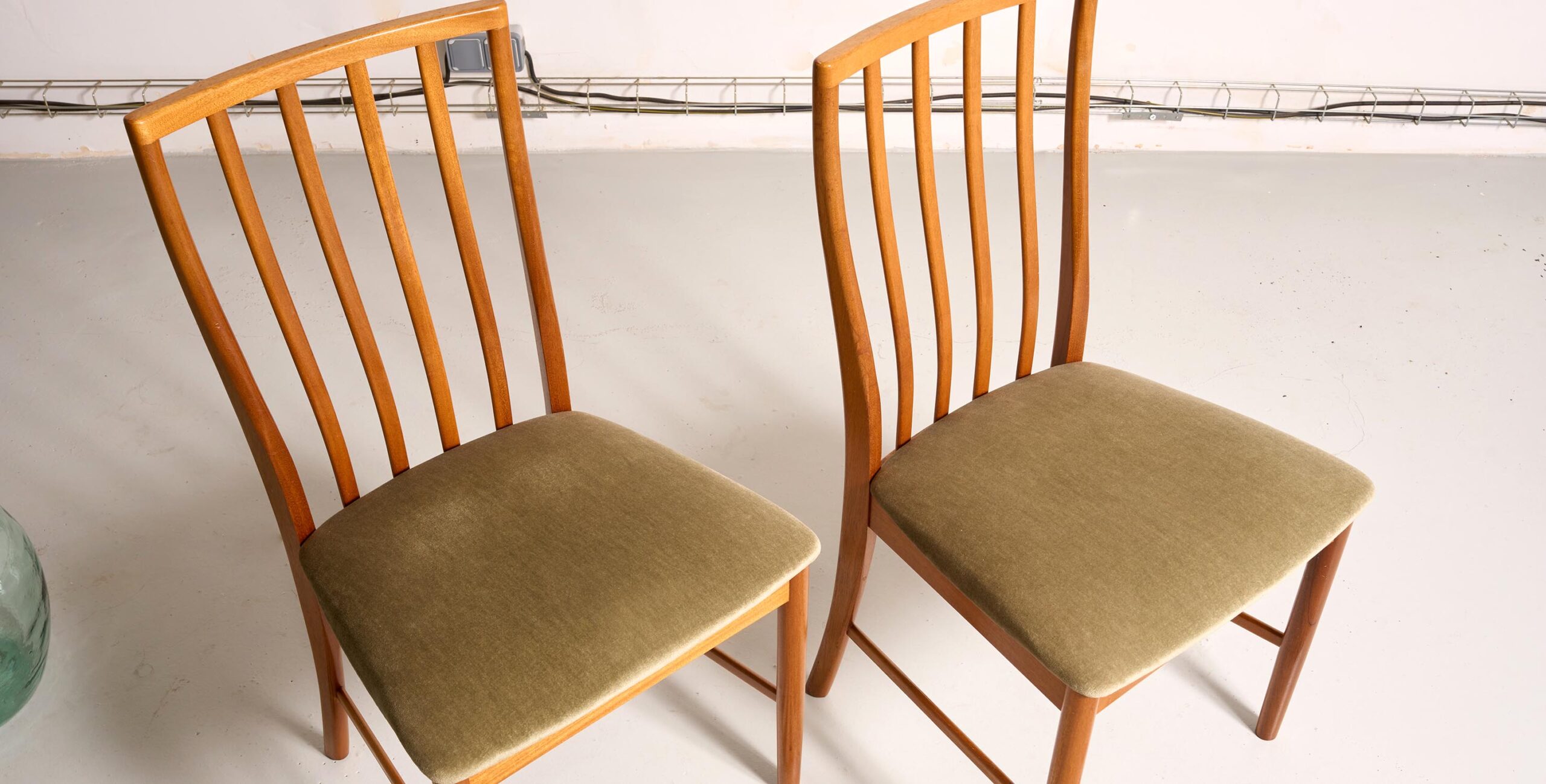 chaises vintage, 4 chaises vintage, chaises à barreaux vintage, chaises scandinaves, chaises MCintosh, chaises anglaises, 4 chaises anglaises, 4 chaises scandinaves, 4 chaises velours, chaises kaki, chaises vintage kaki