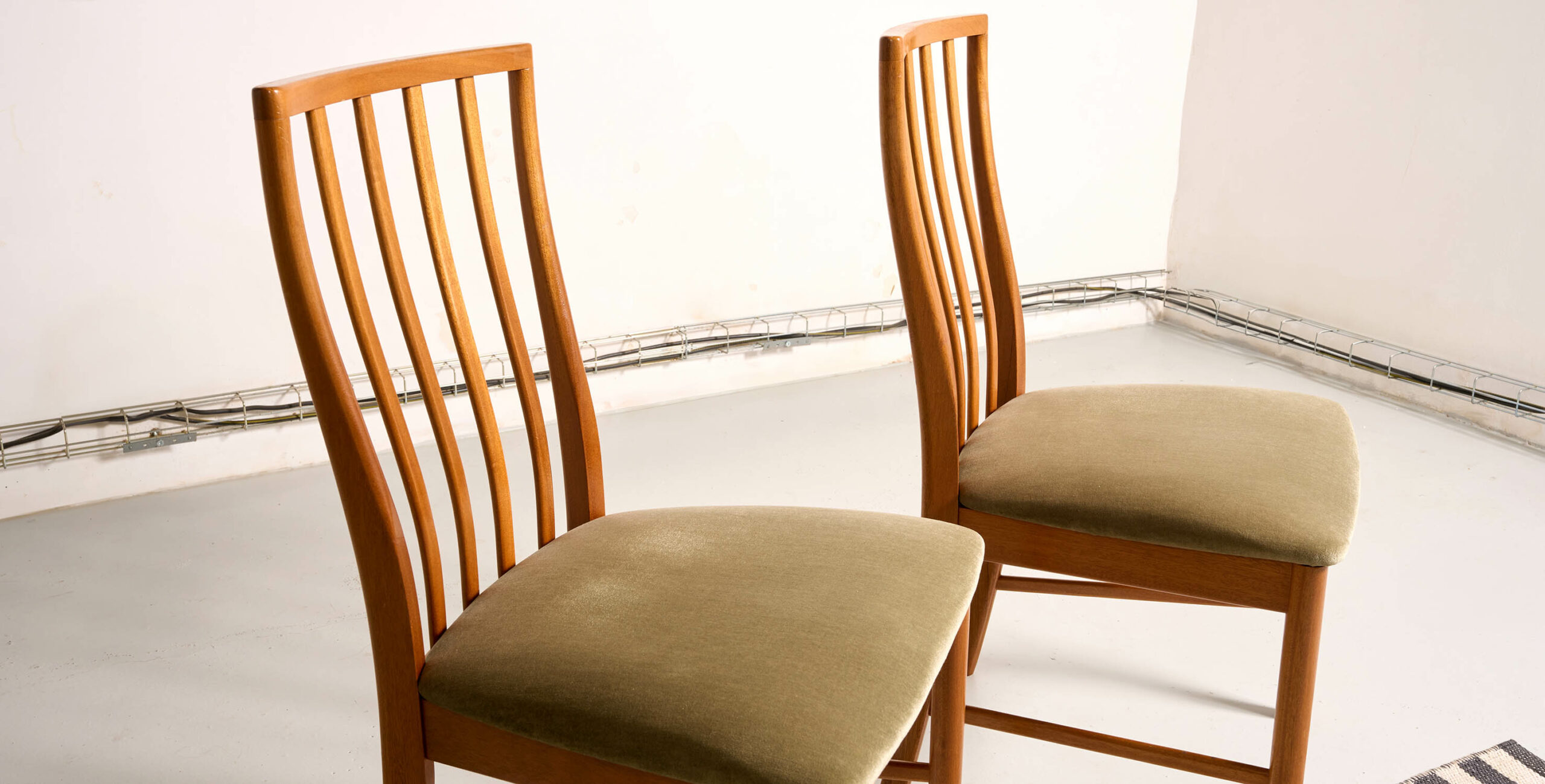 chaises vintage, 4 chaises vintage, chaises à barreaux vintage, chaises scandinaves, chaises MCintosh, chaises anglaises, 4 chaises anglaises, 4 chaises scandinaves, 4 chaises velours, chaises kaki, chaises vintage kaki