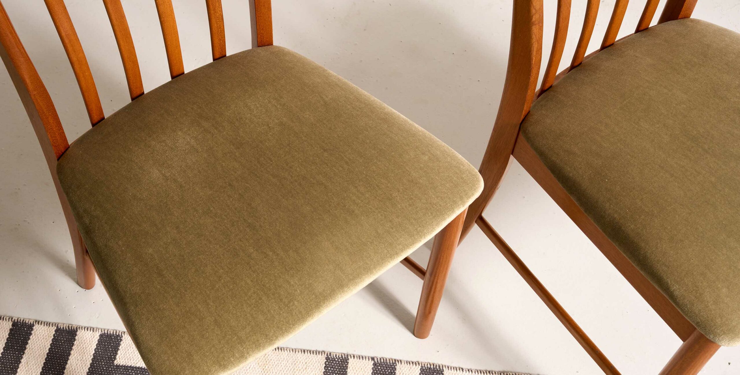 chaises vintage, 4 chaises vintage, chaises à barreaux vintage, chaises scandinaves, chaises MCintosh, chaises anglaises, 4 chaises anglaises, 4 chaises scandinaves, 4 chaises velours, chaises kaki, chaises vintage kaki