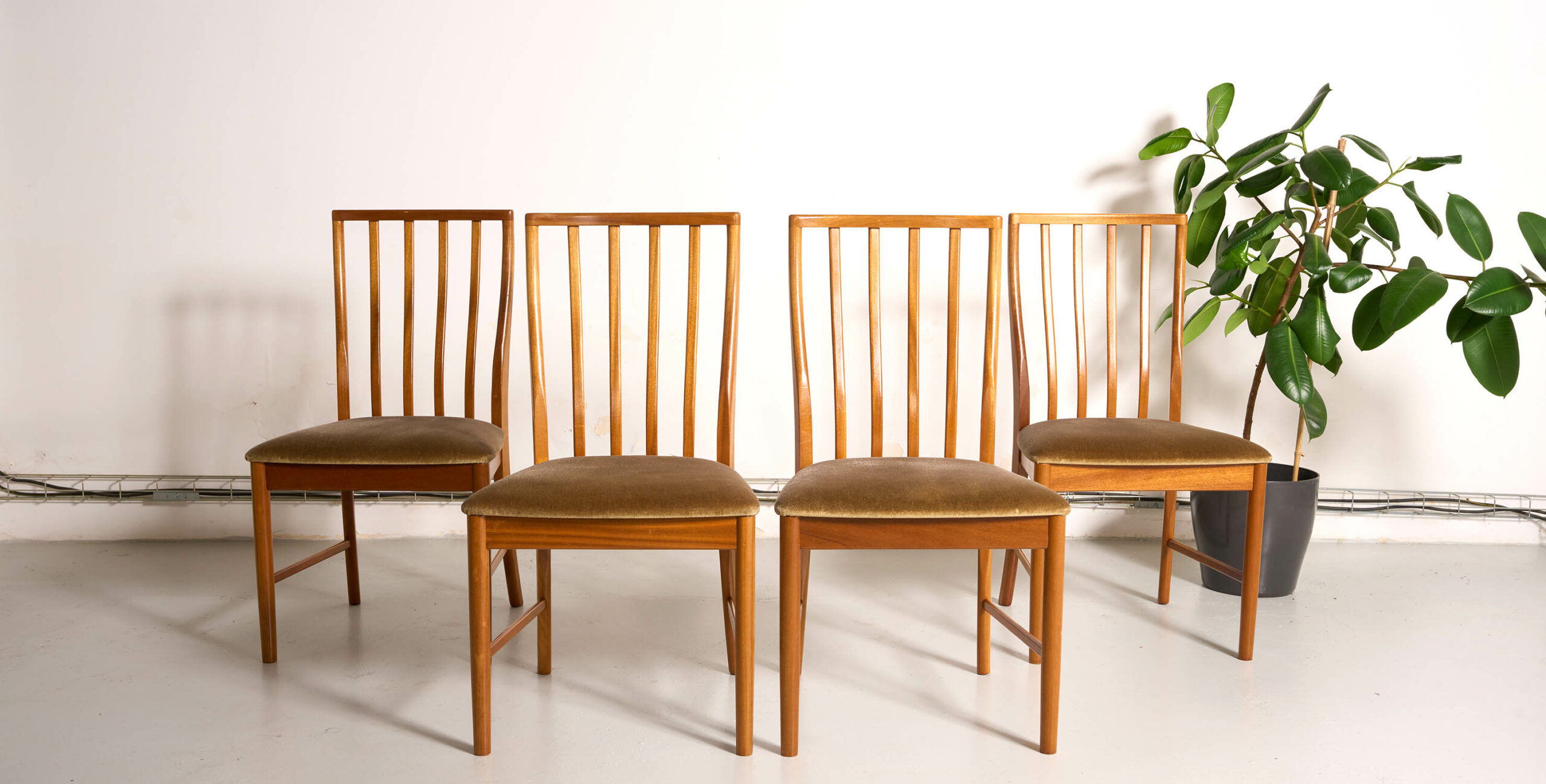 chaises vintage, 4 chaises vintage, chaises à barreaux vintage, chaises scandinaves, chaises MCintosh, chaises anglaises, 4 chaises anglaises, 4 chaises scandinaves, 4 chaises velours