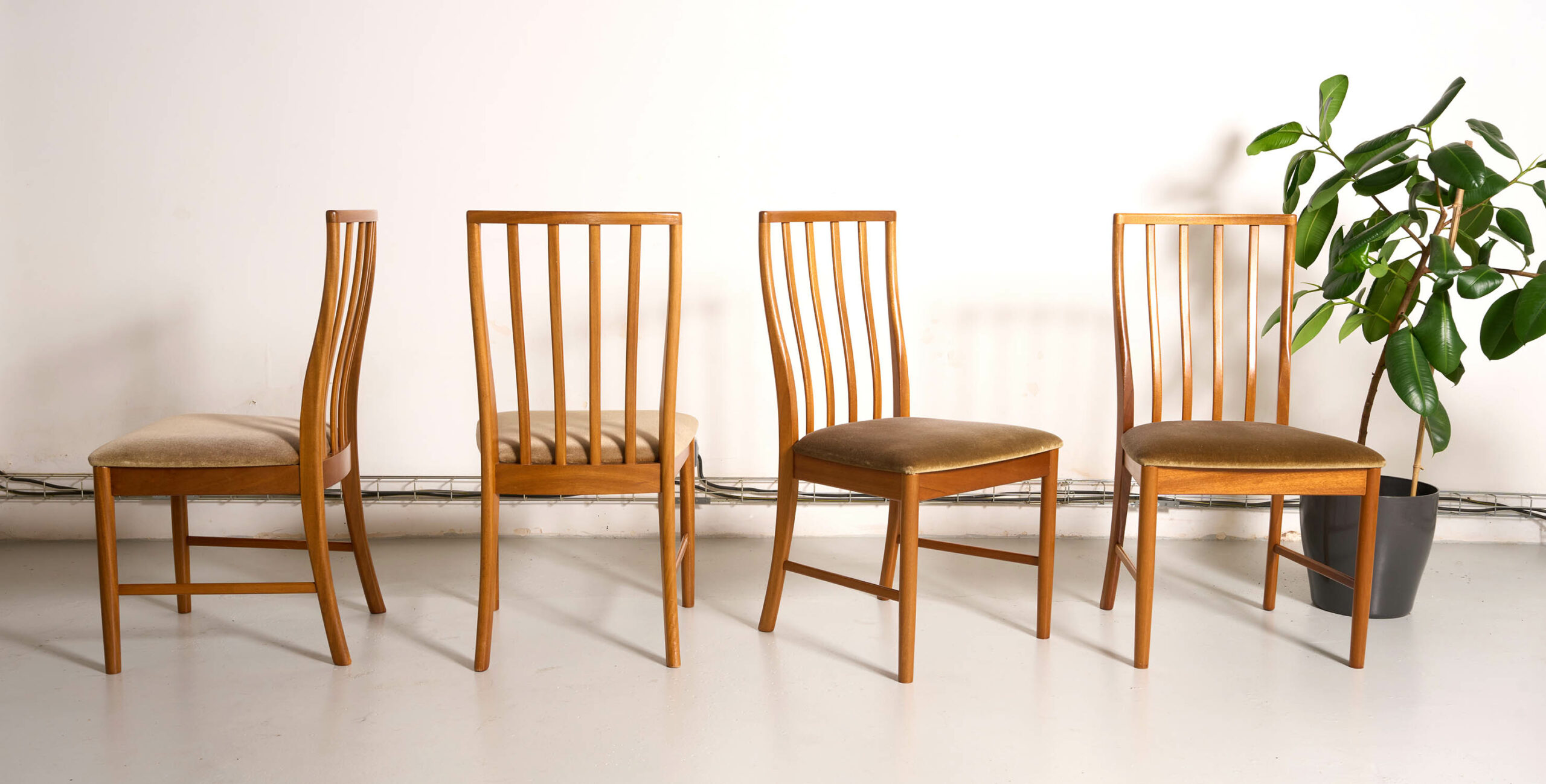 chaises vintage, 4 chaises vintage, chaises à barreaux vintage, chaises scandinaves, chaises MCintosh, chaises anglaises, 4 chaises anglaises, 4 chaises scandinaves, 4 chaises velours