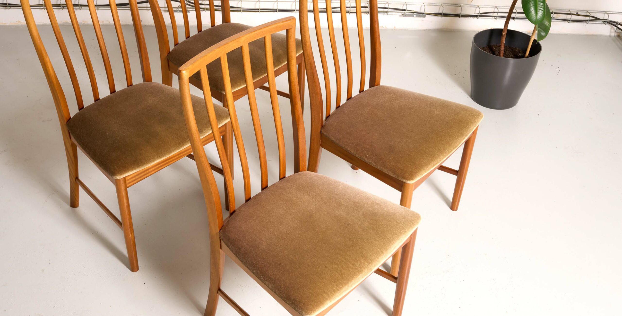 chaises vintage, 4 chaises vintage, chaises à barreaux vintage, chaises scandinaves, chaises MCintosh, chaises anglaises, 4 chaises anglaises, 4 chaises scandinaves, 4 chaises velours