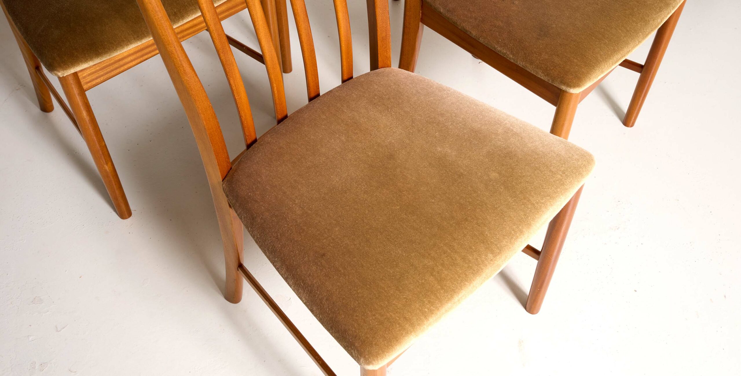 chaises vintage, 4 chaises vintage, chaises à barreaux vintage, chaises scandinaves, chaises MCintosh, chaises anglaises, 4 chaises anglaises, 4 chaises scandinaves, 4 chaises velours