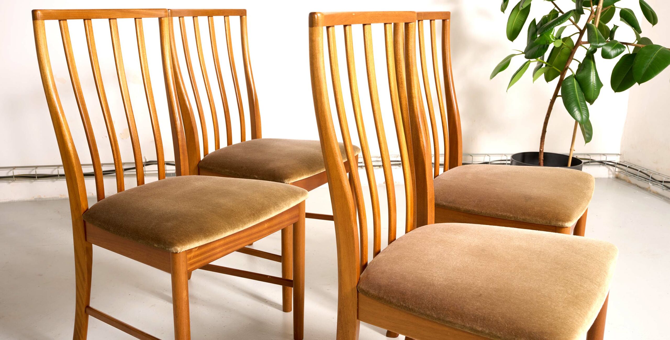 chaises vintage, 4 chaises vintage, chaises à barreaux vintage, chaises scandinaves, chaises MCintosh, chaises anglaises, 4 chaises anglaises, 4 chaises scandinaves, 4 chaises velours